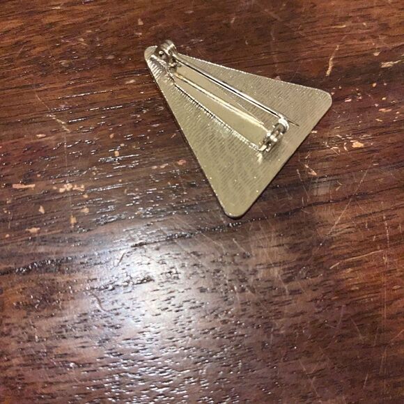 Vintage Red Killington Vermont Ski Winter Resort Mountain Button Pin Pinback - Picture 3 of 3